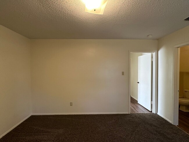 Building Photo - Cozy 3 Bedroom Unit! Tour Today!