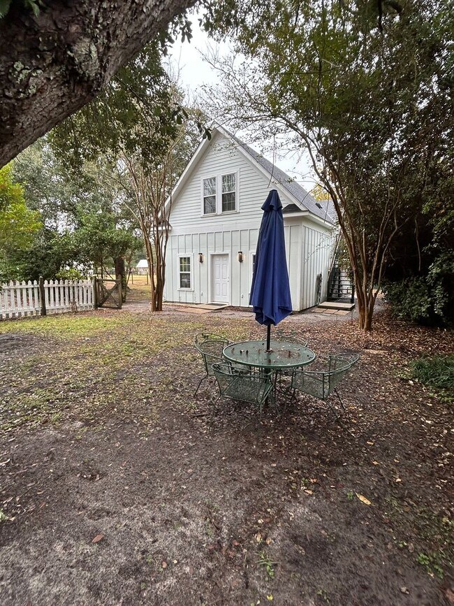 Building Photo - Beautiful apartment on parklike grounds