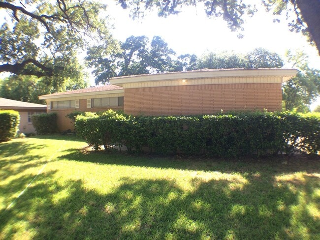 Building Photo - Charismatic 3 Bed 2 Bath Home!