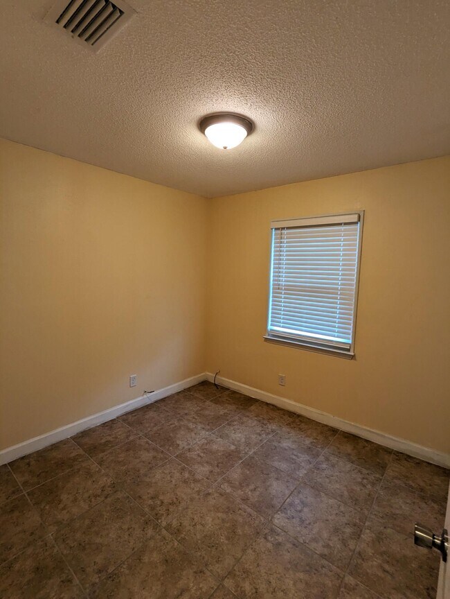 Building Photo - 1010 Pinetree Rd