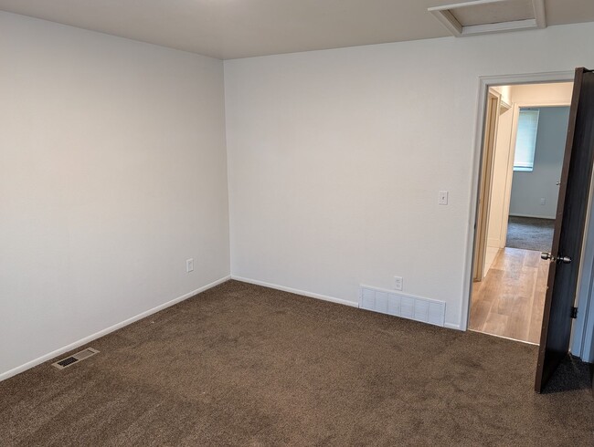 Building Photo - 4 Bedroom 1.5 Bath Twin-Home