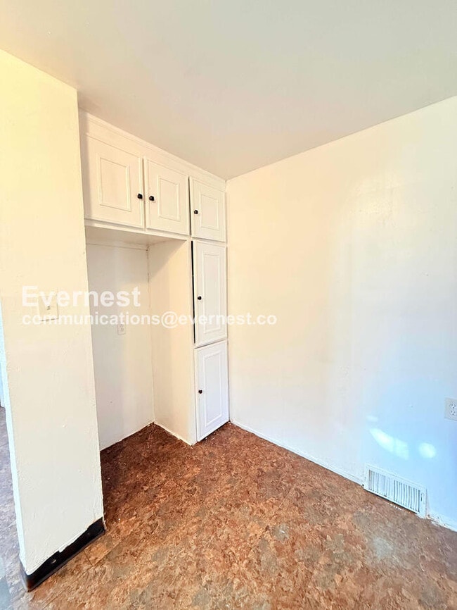 Building Photo - 10747 Roxbury St