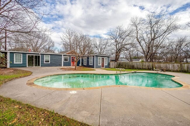 Building Photo - Amazing Historic 1940's Home in Original Cleburne- 4 Bed- 3 Bath w/ Multiple Living Areas- 76033