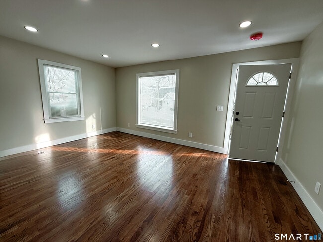 Building Photo - 260 Robin St