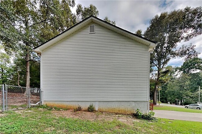 Building Photo - 123 Burton Dr