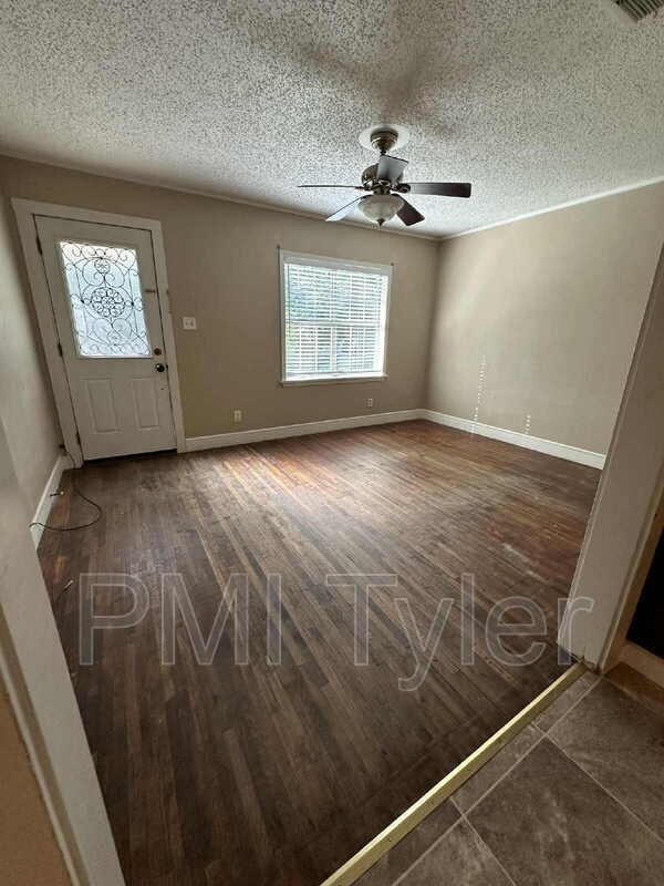 Building Photo - 427 Turkey Creek Dr