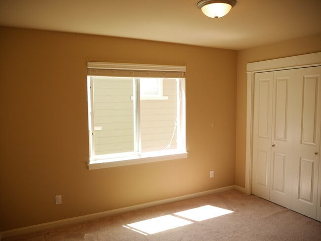 Building Photo - 5 Bedroom 2.5 Bath Home Near Downtown Redmond