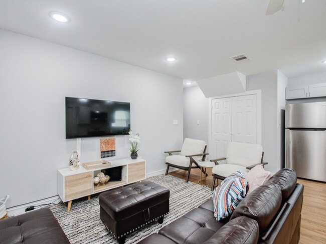 Building Photo - 6610 Haight St