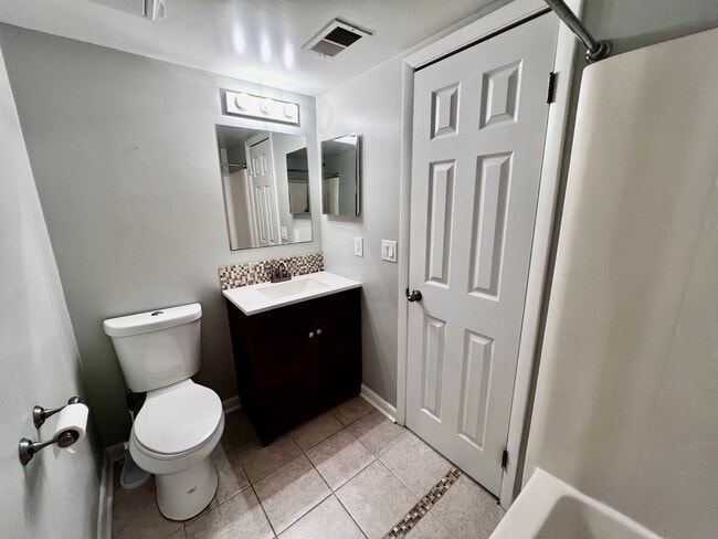 Building Photo - AMAZING 2 BED / 2 BATH CONDO – ONLY 8 BLOCKS FROM THE BEACH!