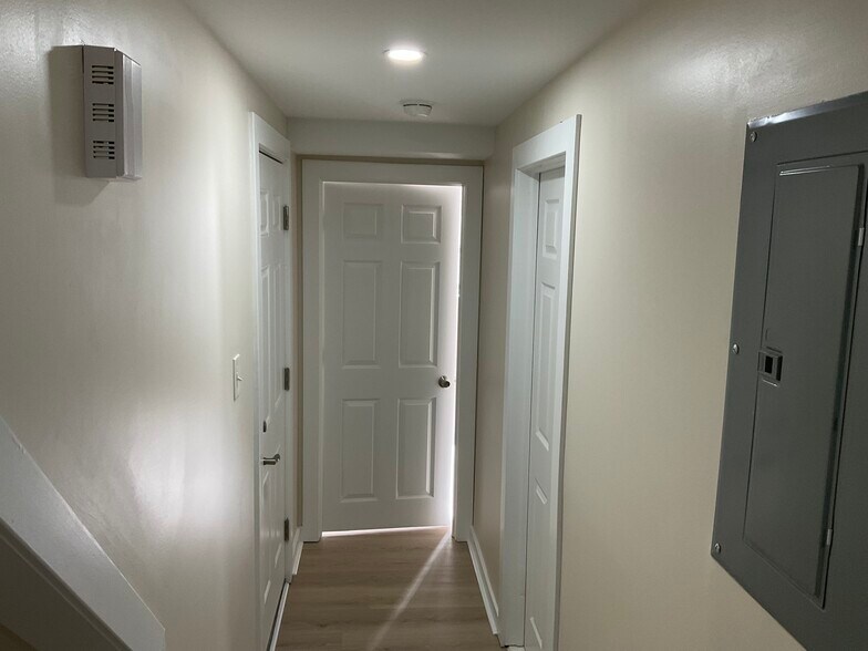 Building Photo - 903 Lindley Ave