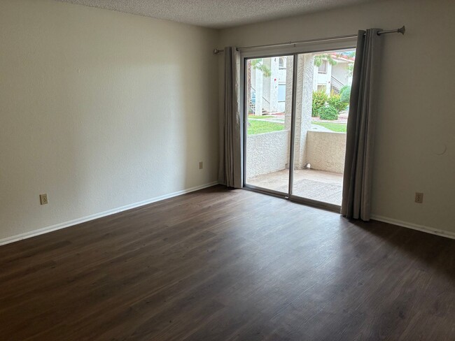 Building Photo - Move In Special**COMFY 2 BEDROOM/2 FULL BATHROOM CONDO IN PHOENIX (48TH STREET & ELLIOT)**