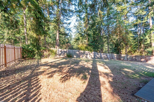 Building Photo - Beautifully Updated 3+ Bedroom Water View ...
