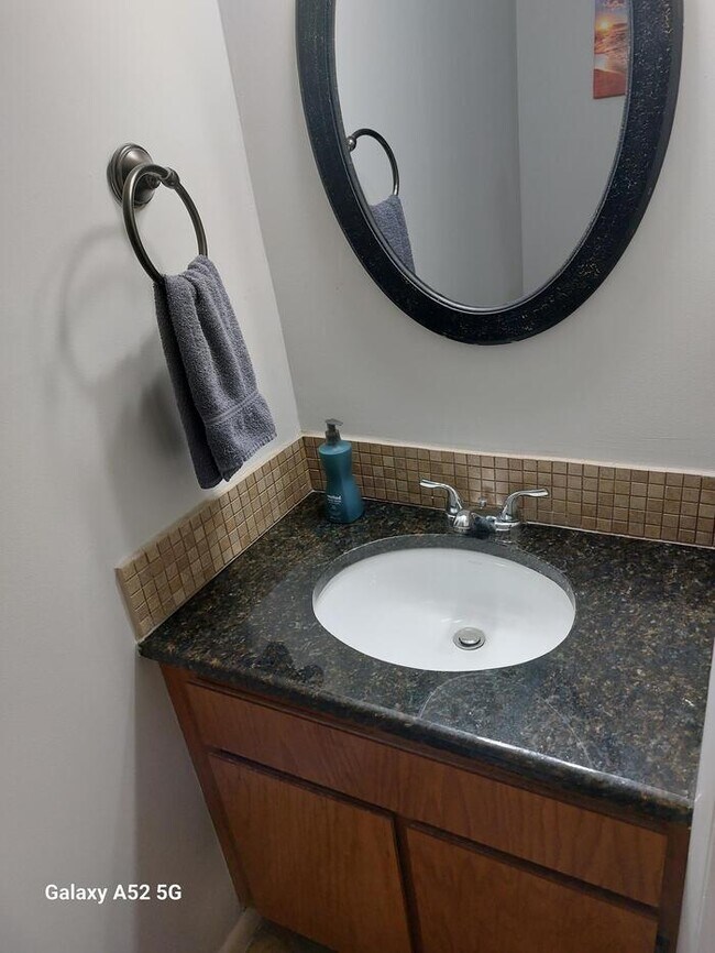 Building Photo - Furnished montly rental