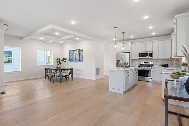 Building Photo - 638 Ladd Ave