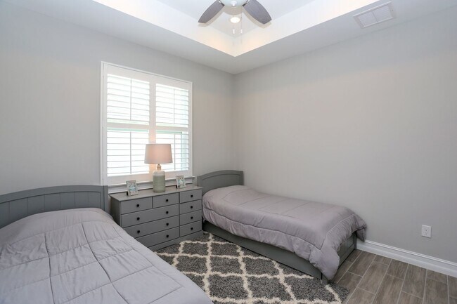 Building Photo - **Brand New, Bright & Beautiful Bonita Spr...