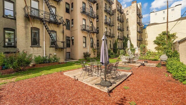 Building Photo - 813 Park Ave