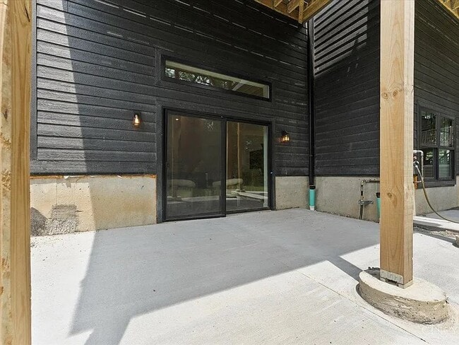 Building Photo - 963 Windsor St