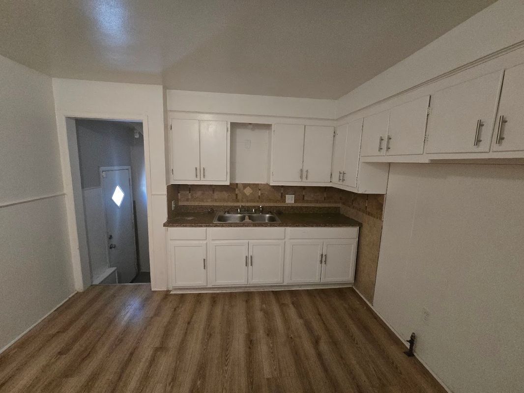 Building Photo - 10860 Duprey St