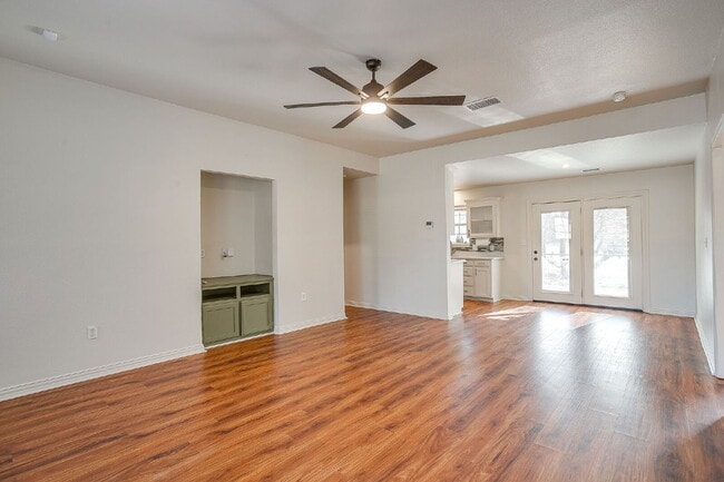 Building Photo - Charming 3 Bed 2 bath with Scenic Views, on quiet cul-de-sac in Cleburne!