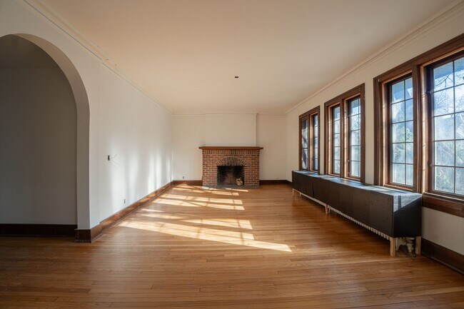 Building Photo - 2222 E Park Pl