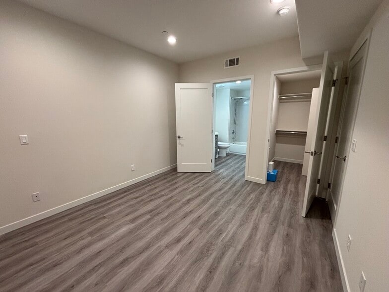 Private Bedroom #2 w/ Ensuite Bathroom & Walk-In Closet - 419 N Chandler Ave
