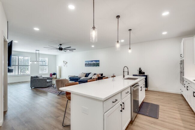 Building Photo - Gorgeous 3/3.5 Townhome Minutes From Downt...