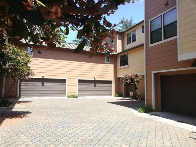 Building Photo - 3000 El Camino Real