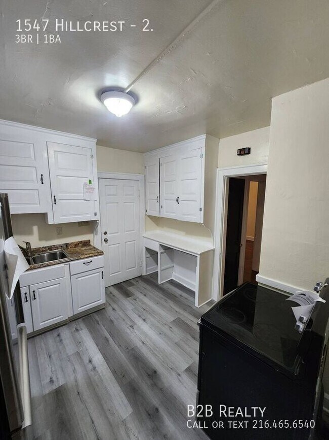 Building Photo - 1547 Hillcrest-2.