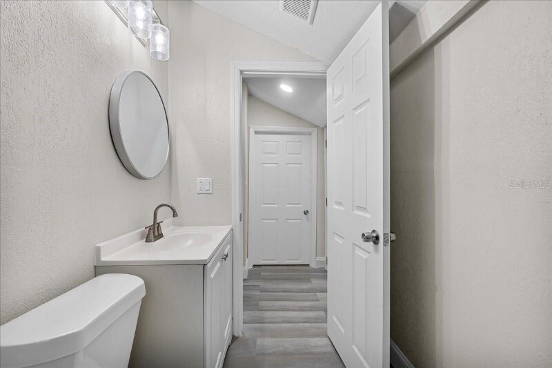 Building Photo - 1906 E Ida St