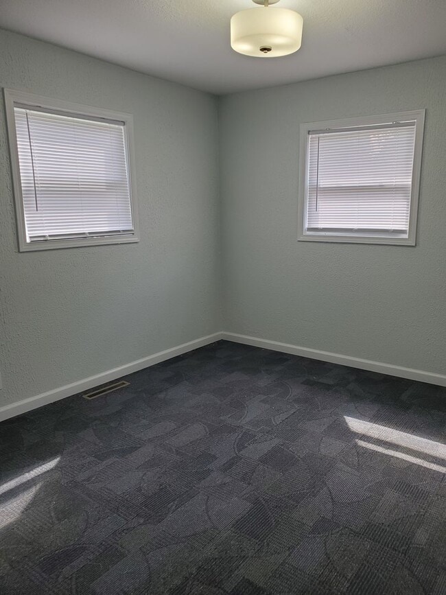 Building Photo - Great 3BR, 1BTH, 1 car att gar, ranch styl...