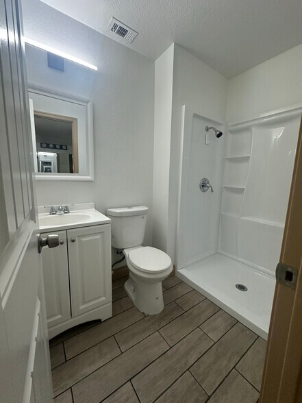 Building Photo - 347 N Eucalyptus Ave