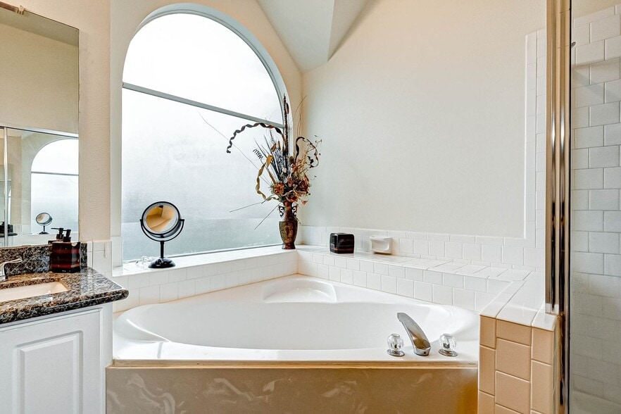 Building Photo - 1410 Greenway Village Dr