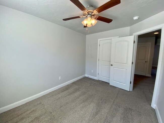 Building Photo - SPACIOUS TOWNHOME FOR RENT!