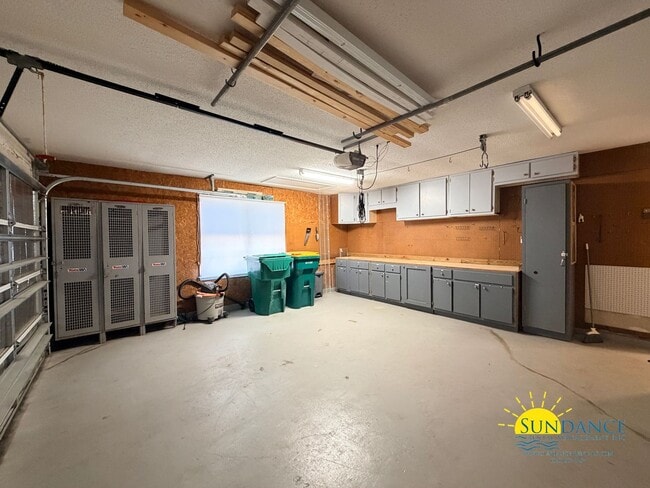 Building Photo - Charming Custom Details & Cul-de-Sac Living in Mary Esther!