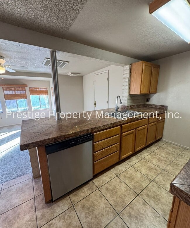 Building Photo - Check Out This 3/2 South-East Side Charmer!