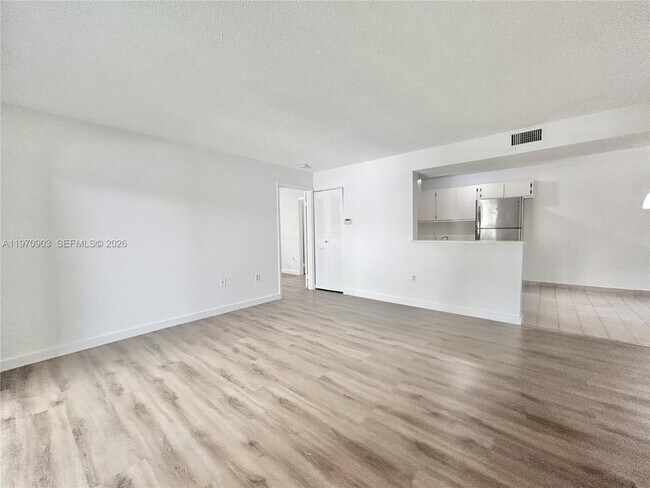 Building Photo - 400 Palm Cir W