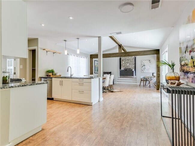 Building Photo - 5213 Gladstone Dr