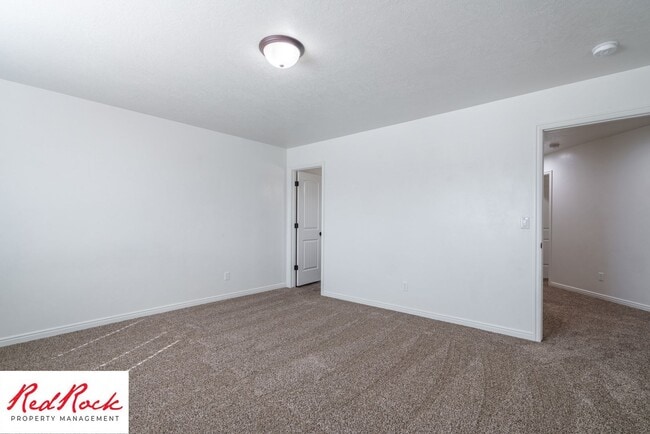 Building Photo - Conveniently located 3 Bedroom Townhome