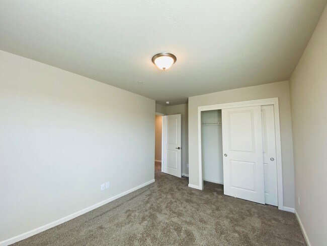 Building Photo - COMING SOON! $2,750 Ashlan & Highland, 4 B...