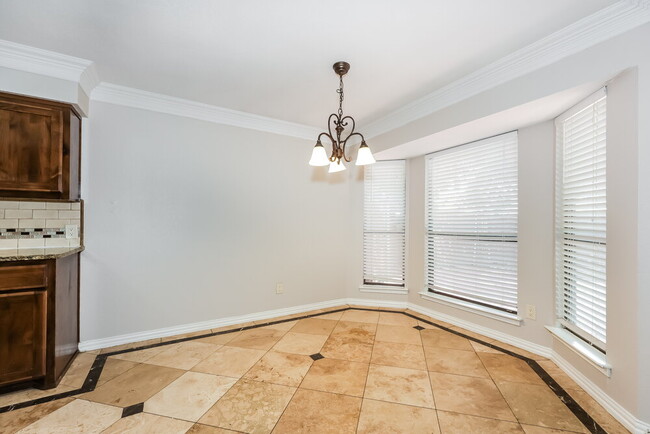 Building Photo - 3400 Meadowmoor St