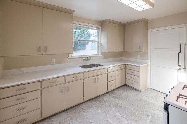 Building Photo - 600 S Idaho St