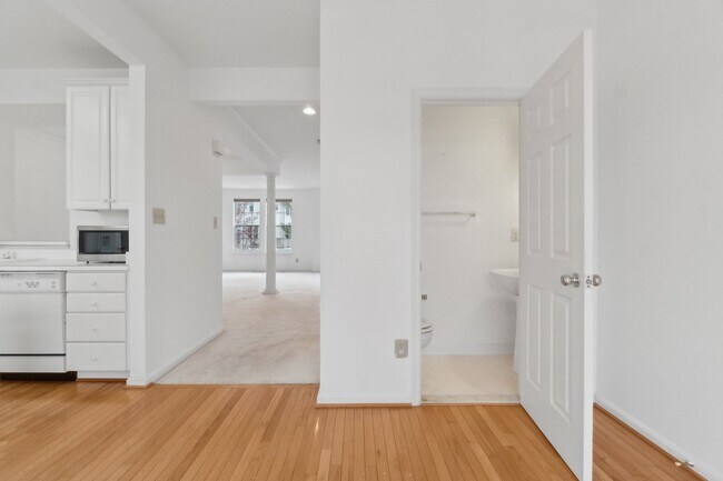 Building Photo - Wonderful Townhome