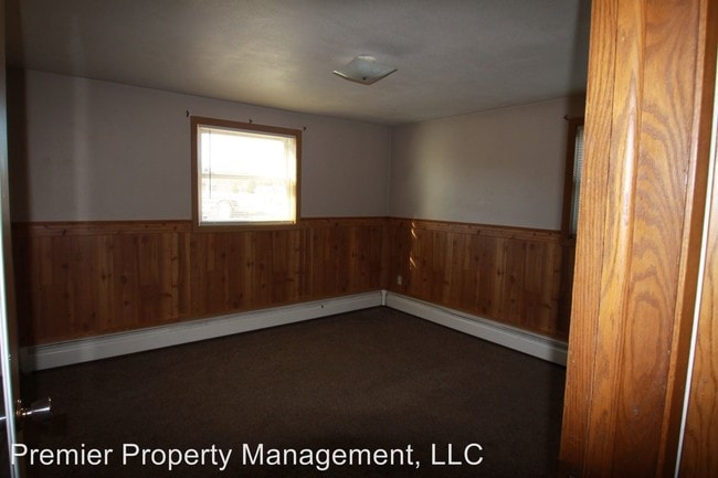 Building Photo - 725 College Ave S