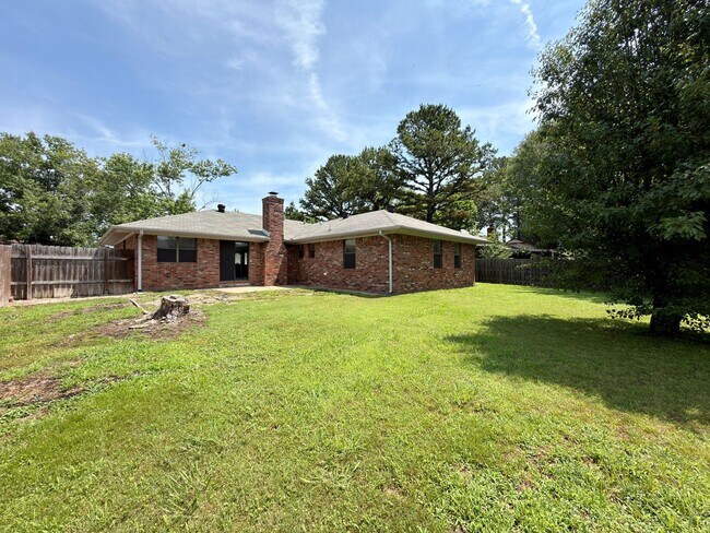 Building Photo - Gorgeous Brick Home for Rent! - 3 Bedroom, 2 Bath, 2 Car garage - 1,797 sf
