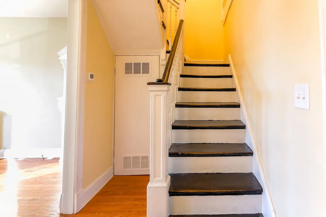 Building Photo - Fully Renovated 3 BR/1.5 BA Apartment in C...
