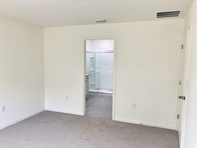 Building Photo - Golf Course Home!