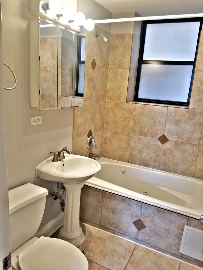Building Photo - Three Bedroom Unit in South Shore