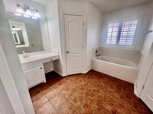 Building Photo - Lakewood Estates Beauty!