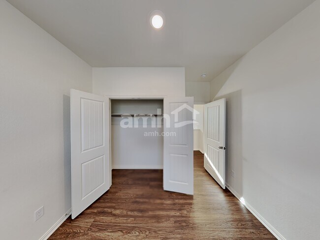 Building Photo - 425 Pebble Bend