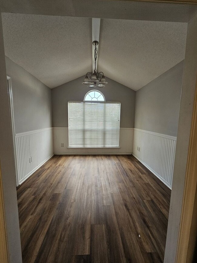 Building Photo - Charm & Convenience